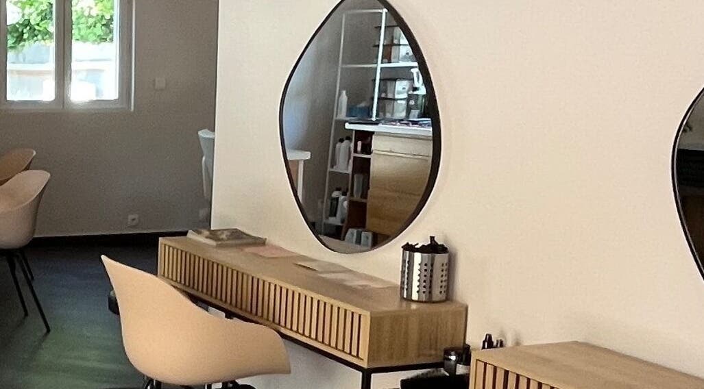 Intérieur moderne de Margot Hair, Montélimar, Auvergne-rhône-alpes, FR. Miroirs élégants et mobilier raffiné.