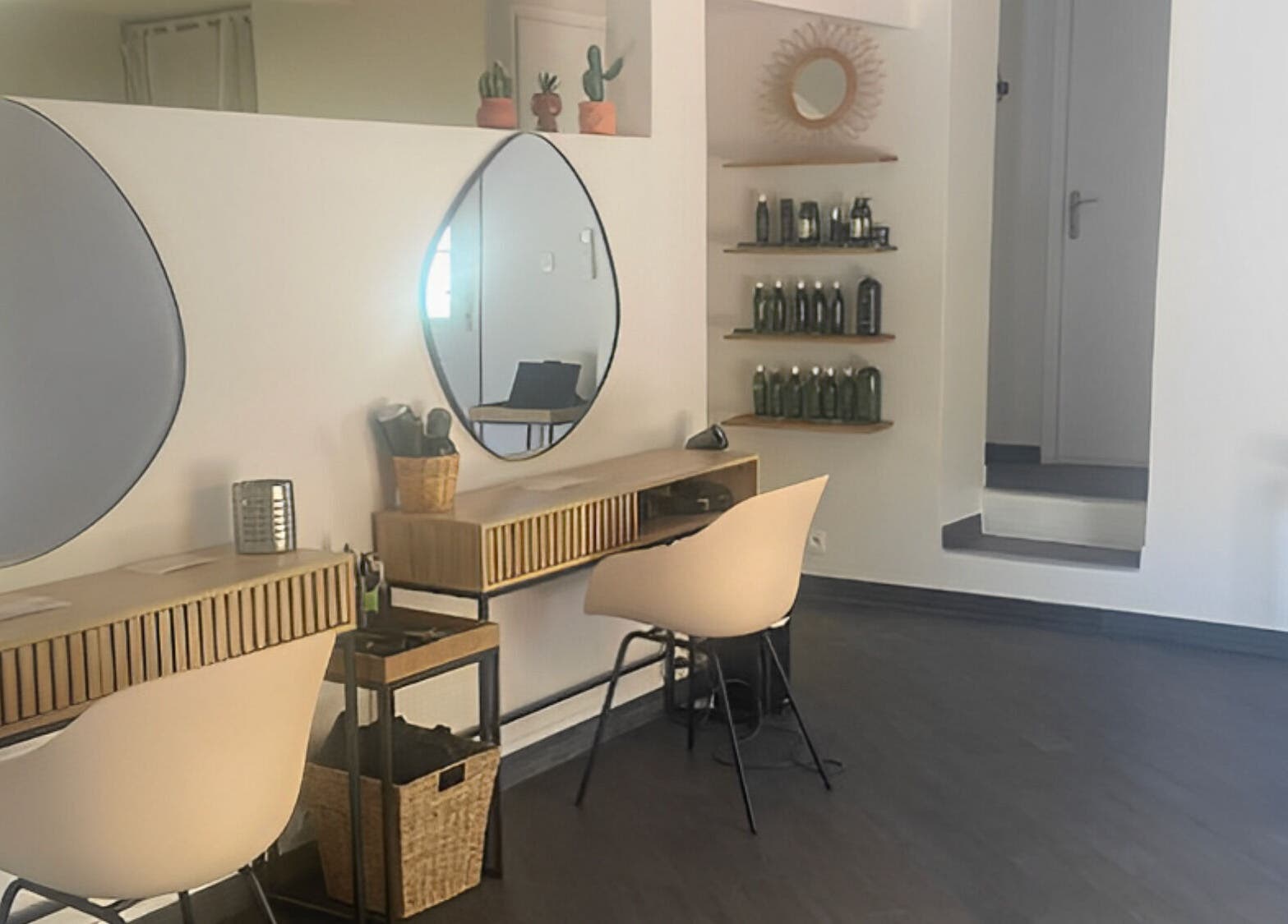 Espace moderne chez Margot Hair, Montélimar, Auvergne-rhône-alpes, FR avec miroirs et chaises design.
