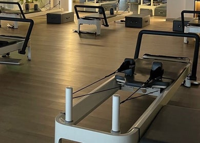 معدات بيلاتس حديثة في مركز at.s بحي الرياض، منطقة الرياض، السعودية.