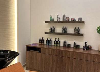 رفوف منتجات العناية بالشعر في صالون at.s، الرياض، منطقة الرياض، السعودية.