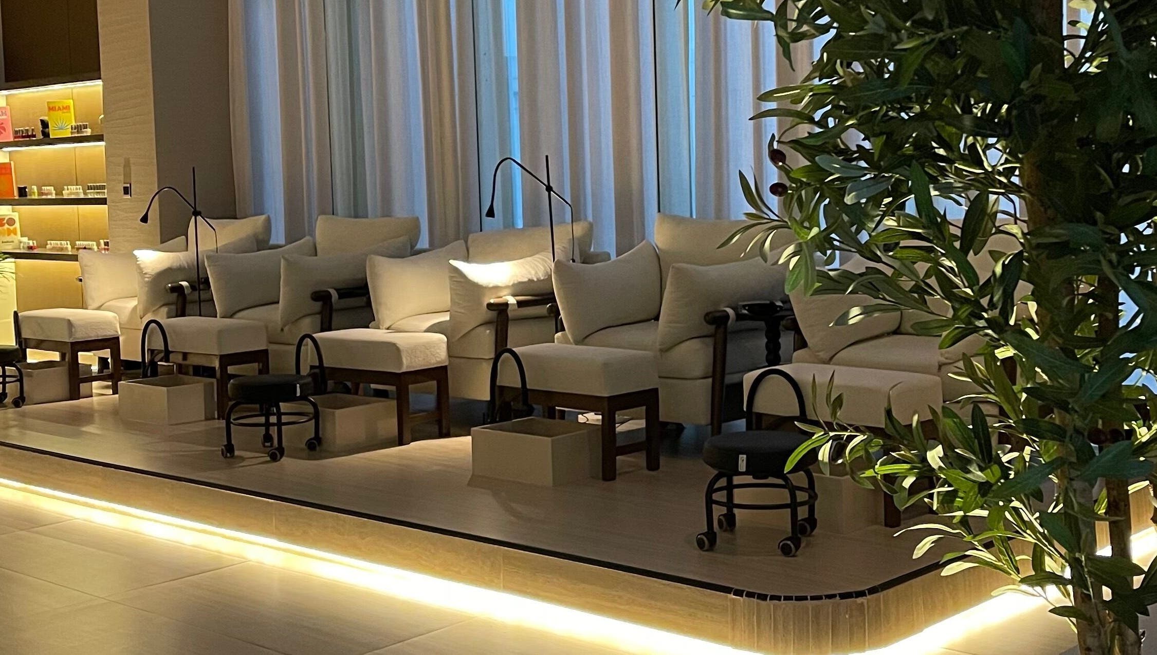 صالة استرخاء فاخرة في at.s بالرياض، منطقة الرياض، المملكة العربية السعودية، تتميز بكراسي وثيرة وأجواء هادئة.