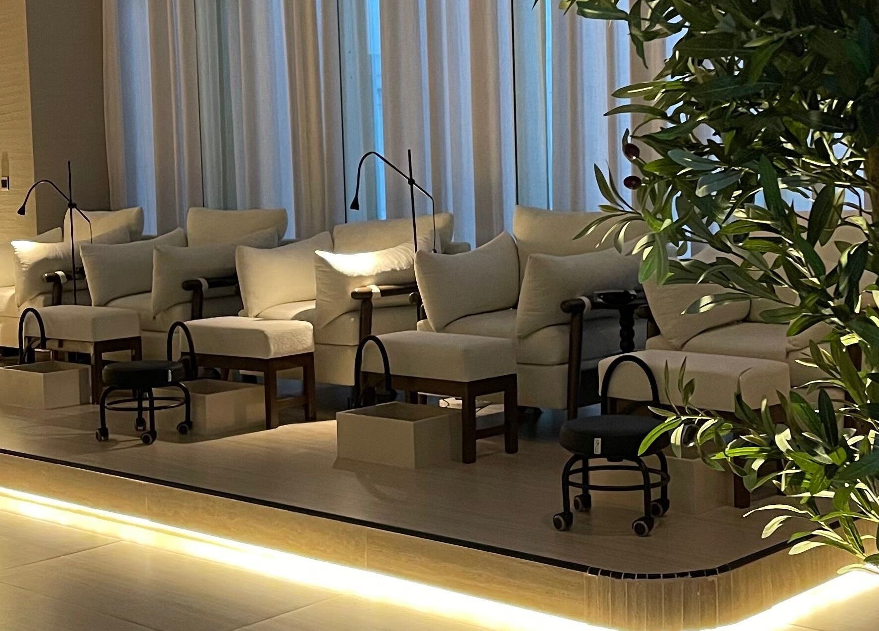 صالة استرخاء فاخرة في at.s بالرياض، منطقة الرياض، المملكة العربية السعودية، تتميز بكراسي وثيرة وأجواء هادئة.