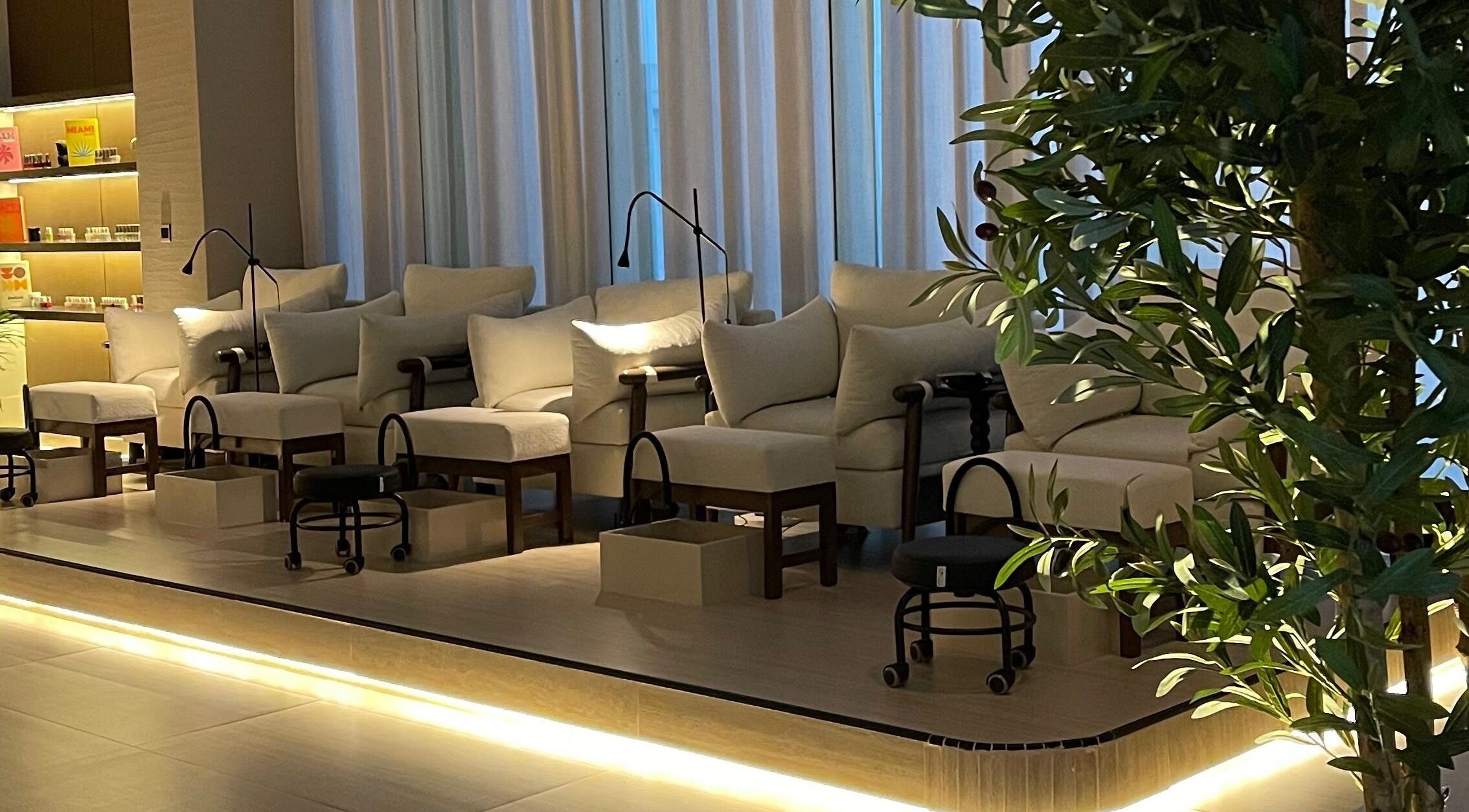 صالة استرخاء فاخرة في at.s بالرياض، منطقة الرياض، المملكة العربية السعودية، تتميز بكراسي وثيرة وأجواء هادئة.