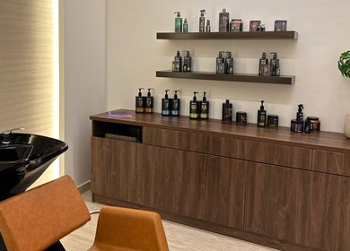 منتجات تجميلية في at.s، الرياض، منطقة الرياض، السعودية، تعرض على أرفف خشبية بديكور عصري.