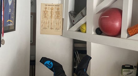 Equipo de fisioterapia en PURAVIDATHERAPY, Escazú, CR, destacando un balón de ejercicio.