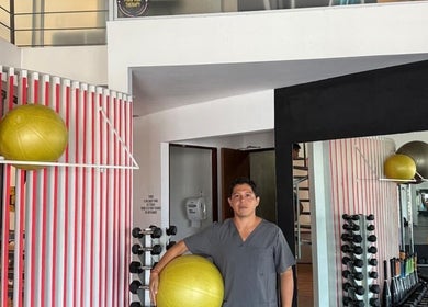 Interior de PURAVIDATHERAPY en Escazú, CR, con equipo de bienestar y atención profesional.