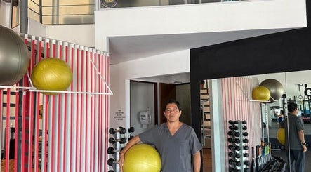 Interior de PURAVIDATHERAPY en Escazú, CR, con equipo de bienestar y atención profesional.