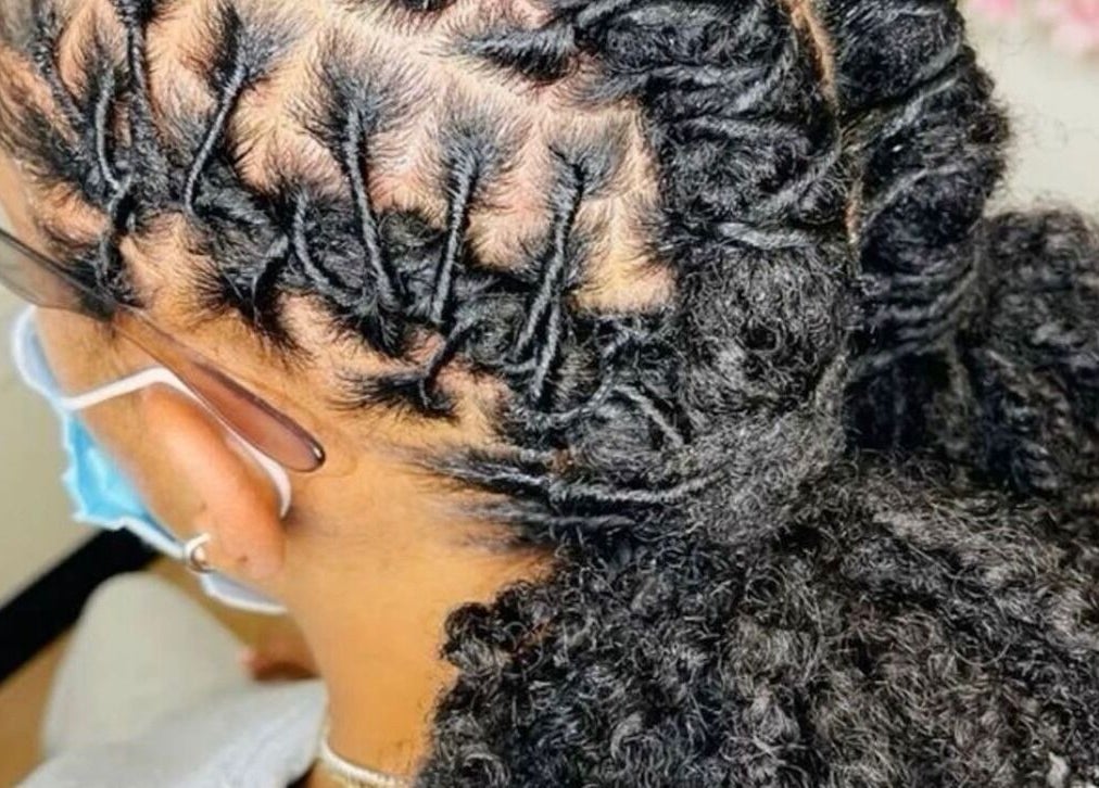 Coiffure tressée à Locs at Home, Montréal, Québec, CA, montrant un style protecteur élégant.