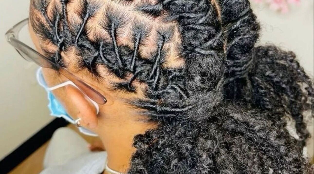Coiffure tressée à Locs at Home, Montréal, Québec, CA, montrant un style protecteur élégant.