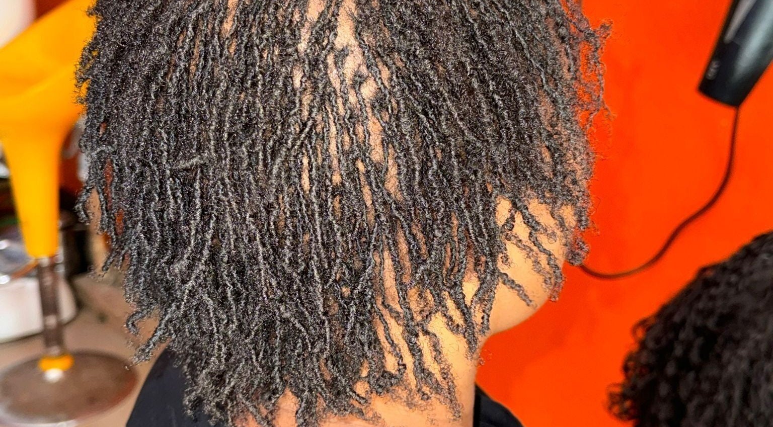 Vue rapprochée des tresses à Locs at Home, Montréal, Québec, CA.