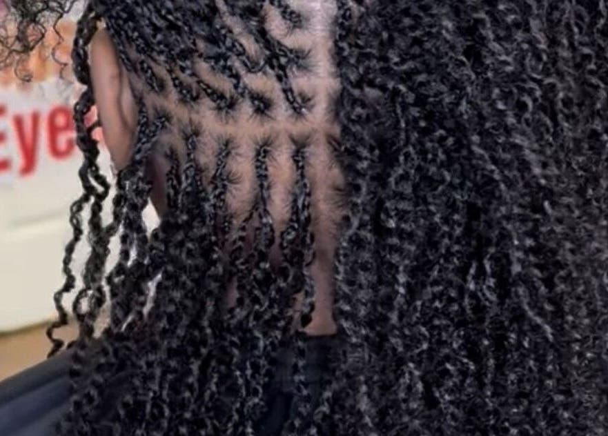 Tresses africaines à Locs at Home, Montréal, Québec, CA. Style coiffure moderne et soigné.