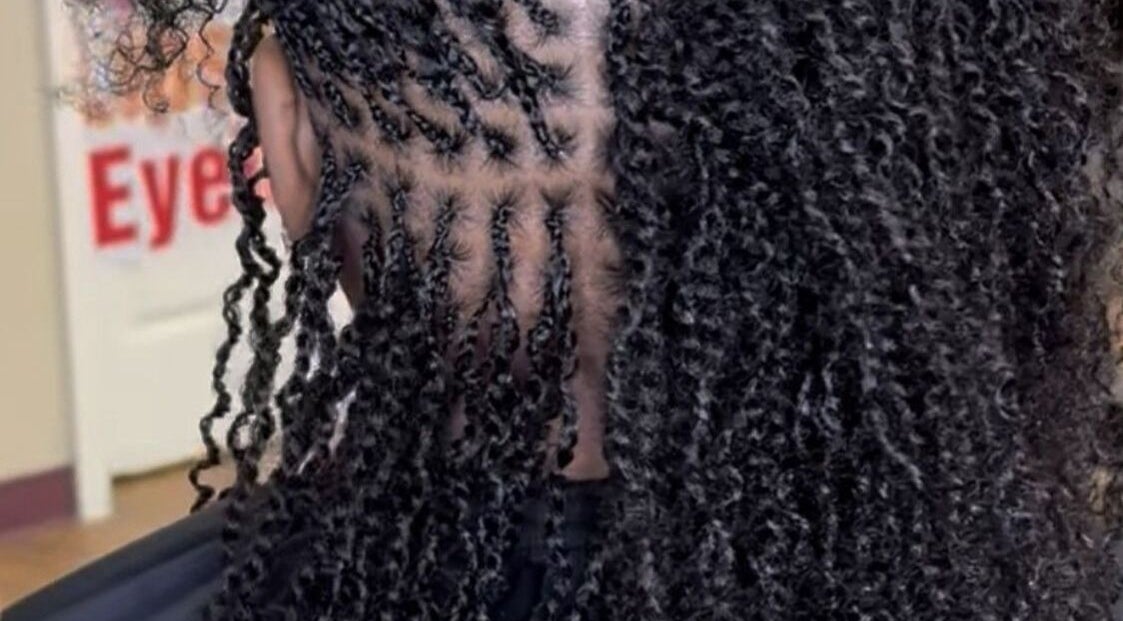 Tresses africaines à Locs at Home, Montréal, Québec, CA. Style coiffure moderne et soigné.