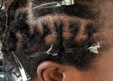 Dreadlocks en cours chez Locs at Home, Montréal, Québec, CA.
