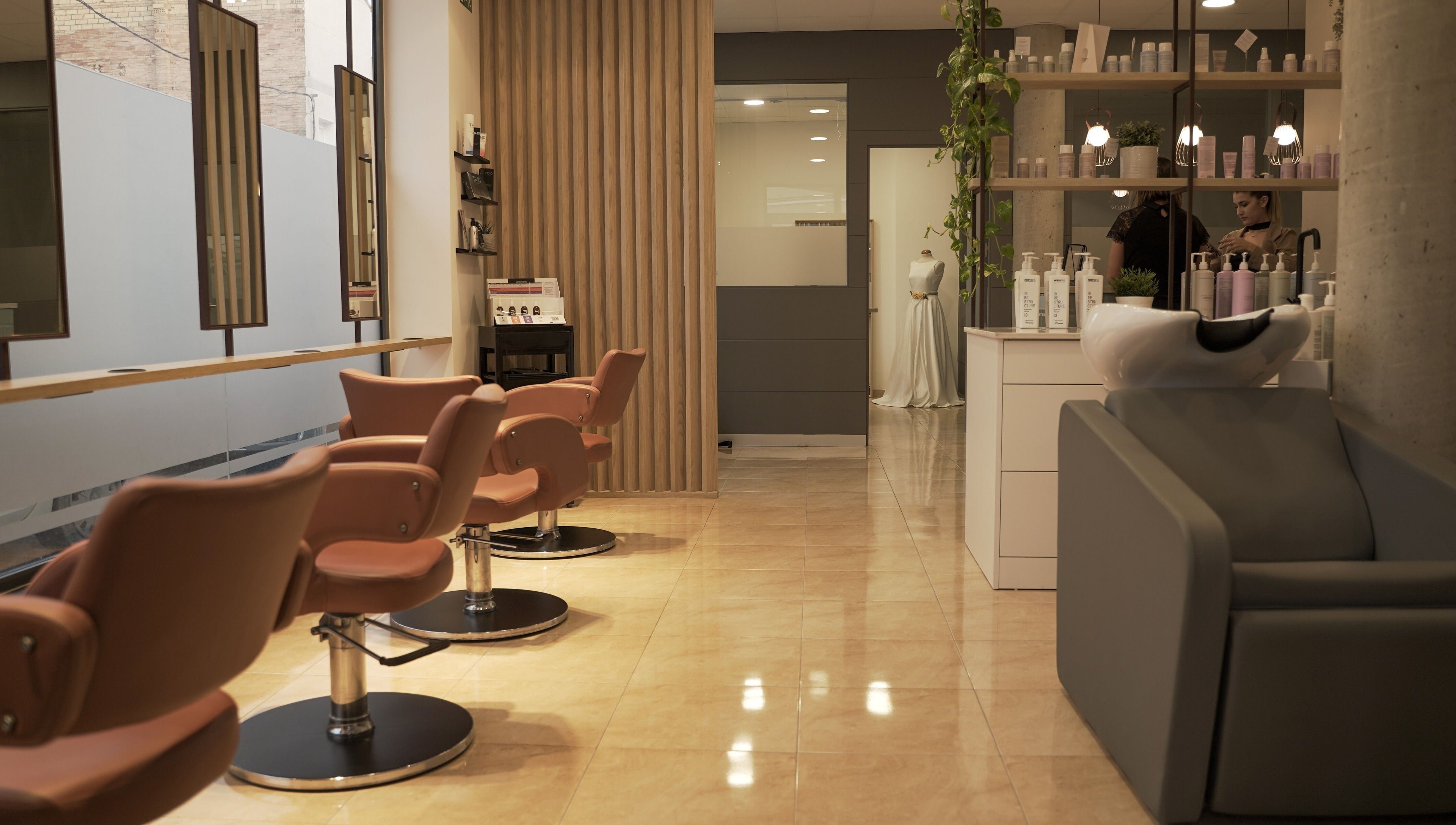 Interior moderno del salón en Espai I'M, Amposta, Catalunya, ES, con asientos cómodos y productos de belleza.