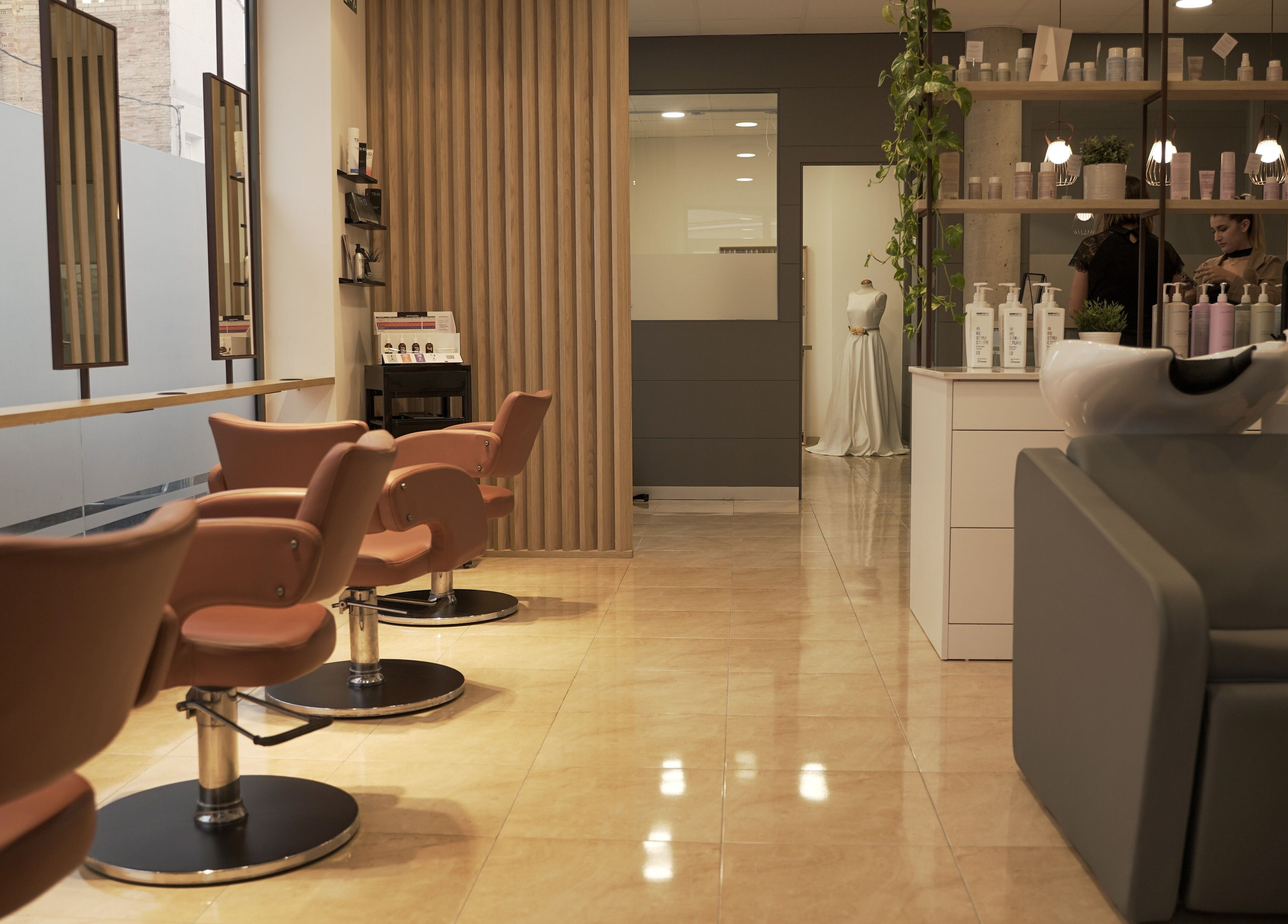 Interior moderno del salón en Espai I'M, Amposta, Catalunya, ES, con asientos cómodos y productos de belleza.