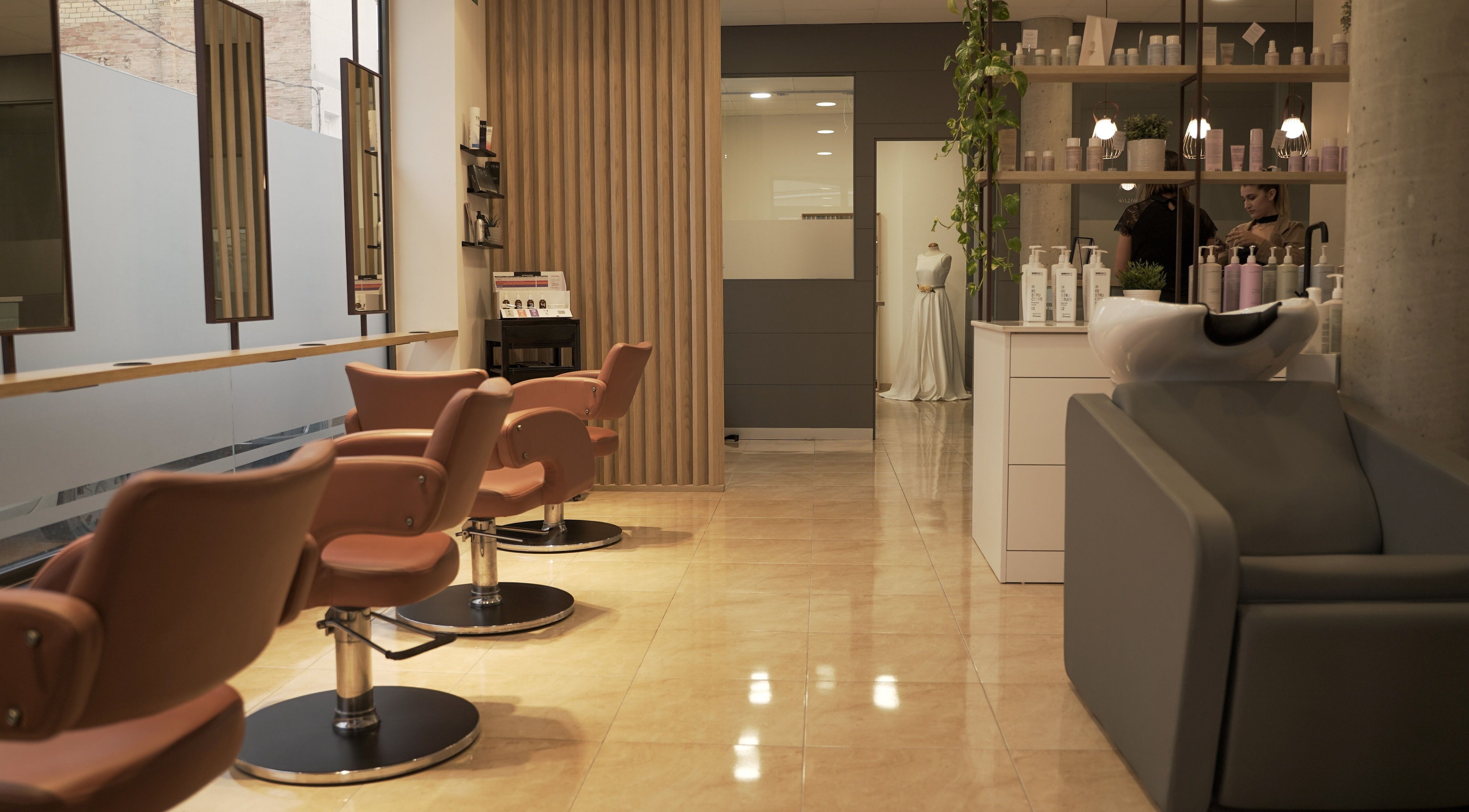 Interior moderno del salón en Espai I'M, Amposta, Catalunya, ES, con asientos cómodos y productos de belleza.