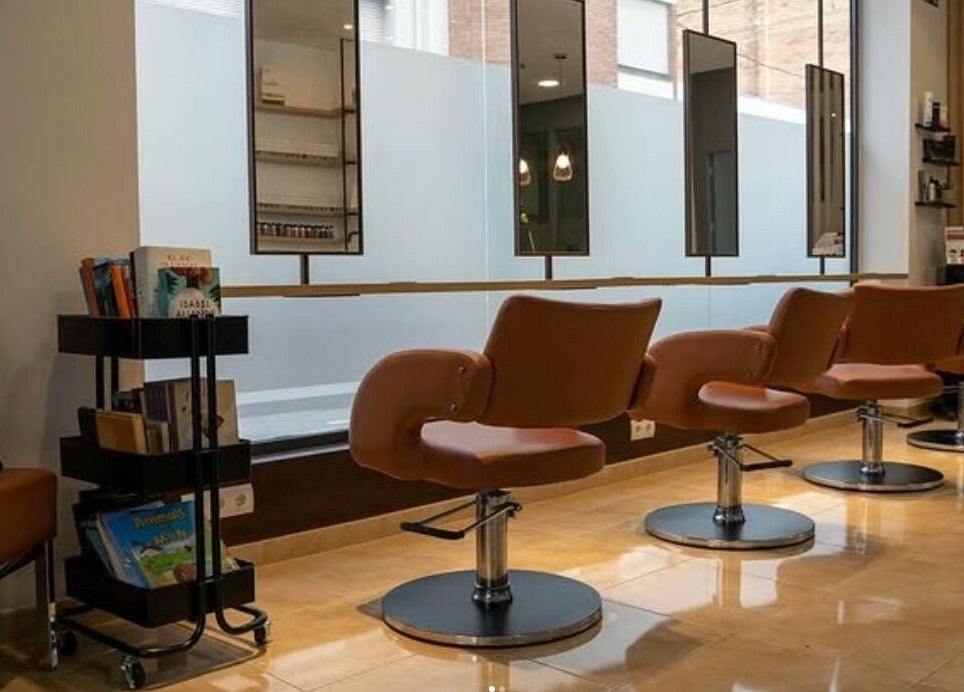 Sillas de peluquería en Espai I'M, moderno salón en Amposta, Catalunya, ES con iluminación natural.