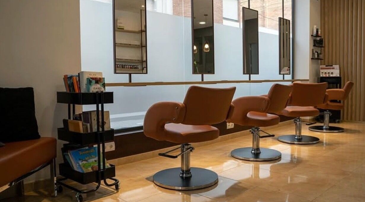Sillas de peluquería en Espai I'M, moderno salón en Amposta, Catalunya, ES con iluminación natural.