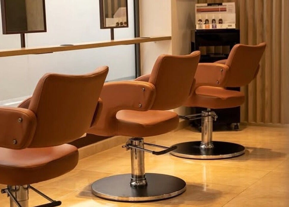 Moderno salón en Espai I'M, Amposta, Catalunya, ES, con sillas de peluquería elegantes y confortables.