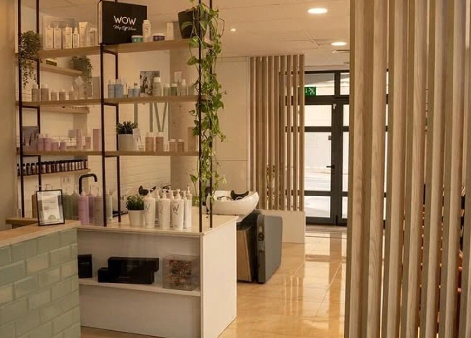 Interior de Espai I'M en Amposta, Catalunya, ES, mostrando productos de belleza y diseño acogedor.