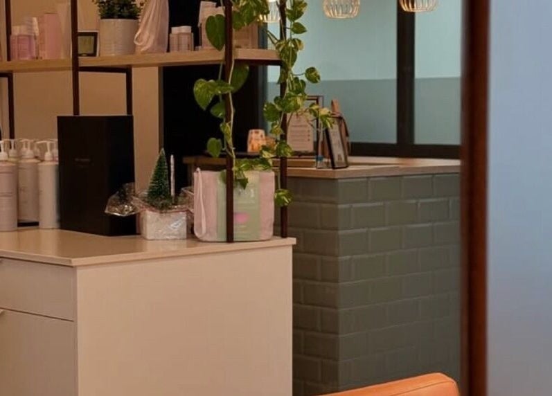 Interior acogedor en Espai I'M, Amposta, Catalunya, ES con productos de belleza en estanterías modernas.