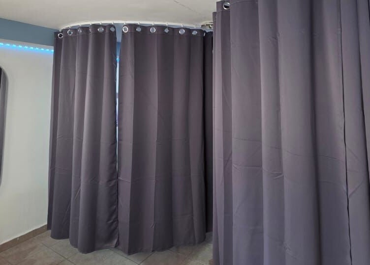 Cortinas grises en Lume Lys, creando un ambiente íntimo en Durango, Durango, MX.