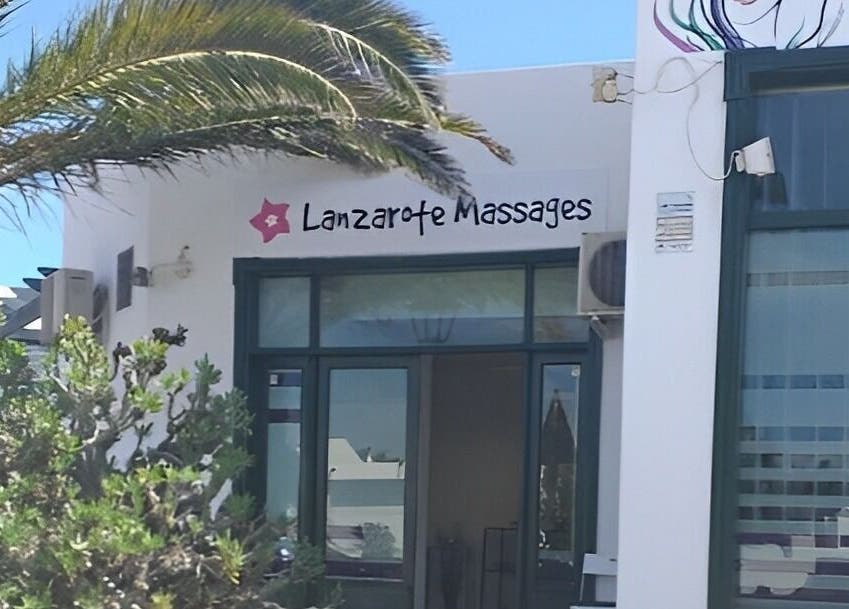 Entrada de Lanzarote Massages en Costa Teguise, Canarias, ES, rodeada de naturaleza.