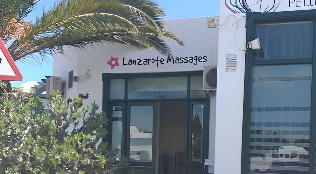 Entrada de Lanzarote Massages en Costa Teguise, Canarias, ES, rodeada de naturaleza.