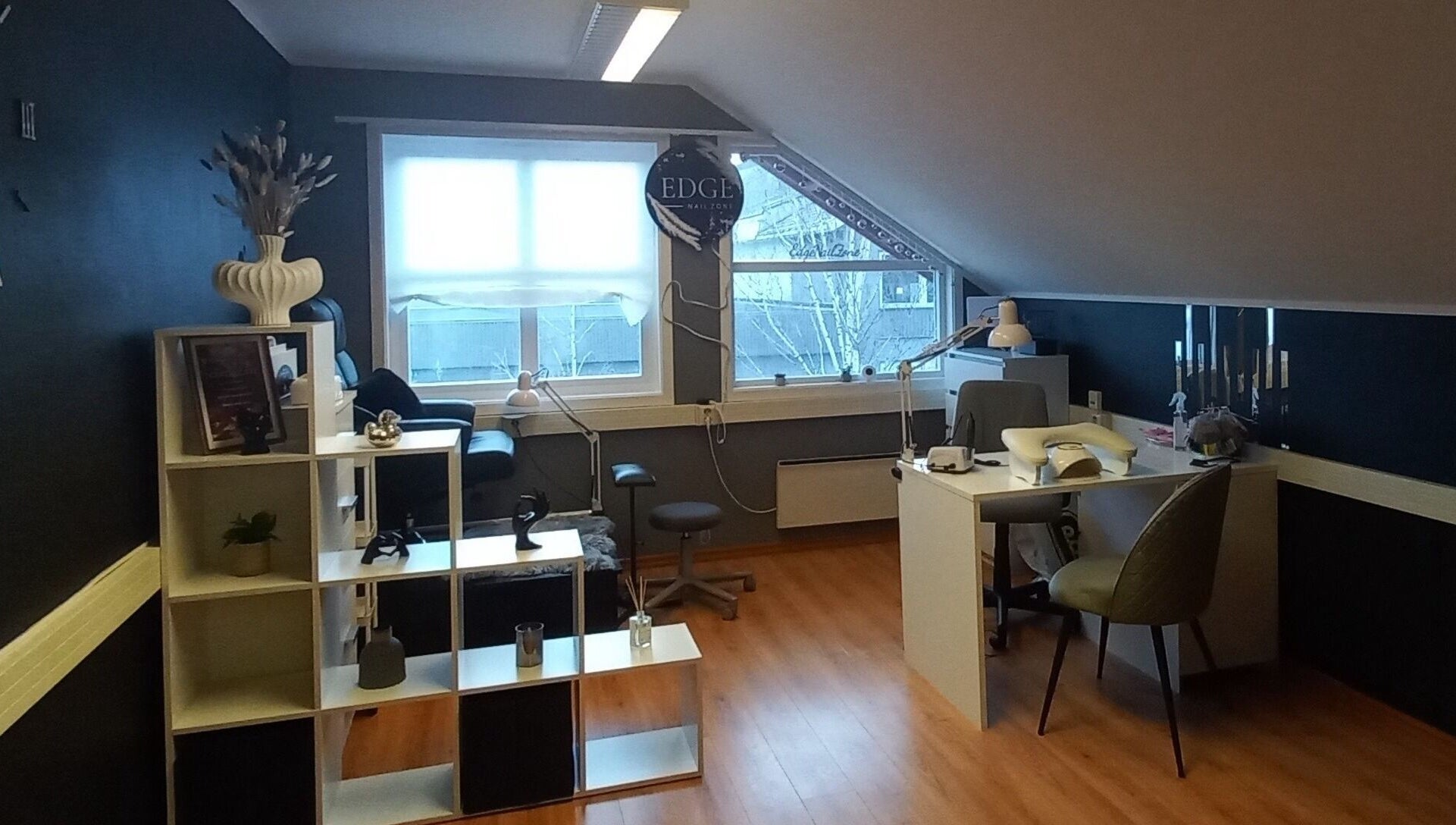 Interiør hos Edge Nail Zone, Fauske, Nordland, NO, med elegant salong og profesjonelle behandlingsstasjoner.