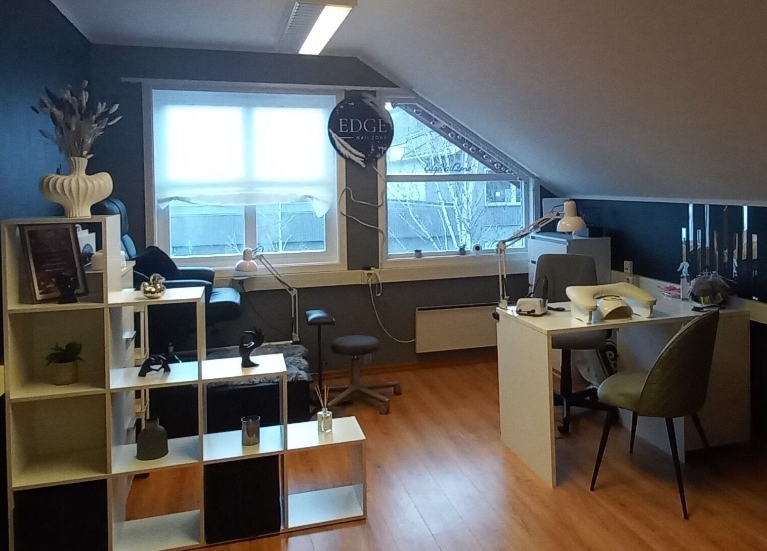 Interiør hos Edge Nail Zone, Fauske, Nordland, NO, med elegant salong og profesjonelle behandlingsstasjoner.