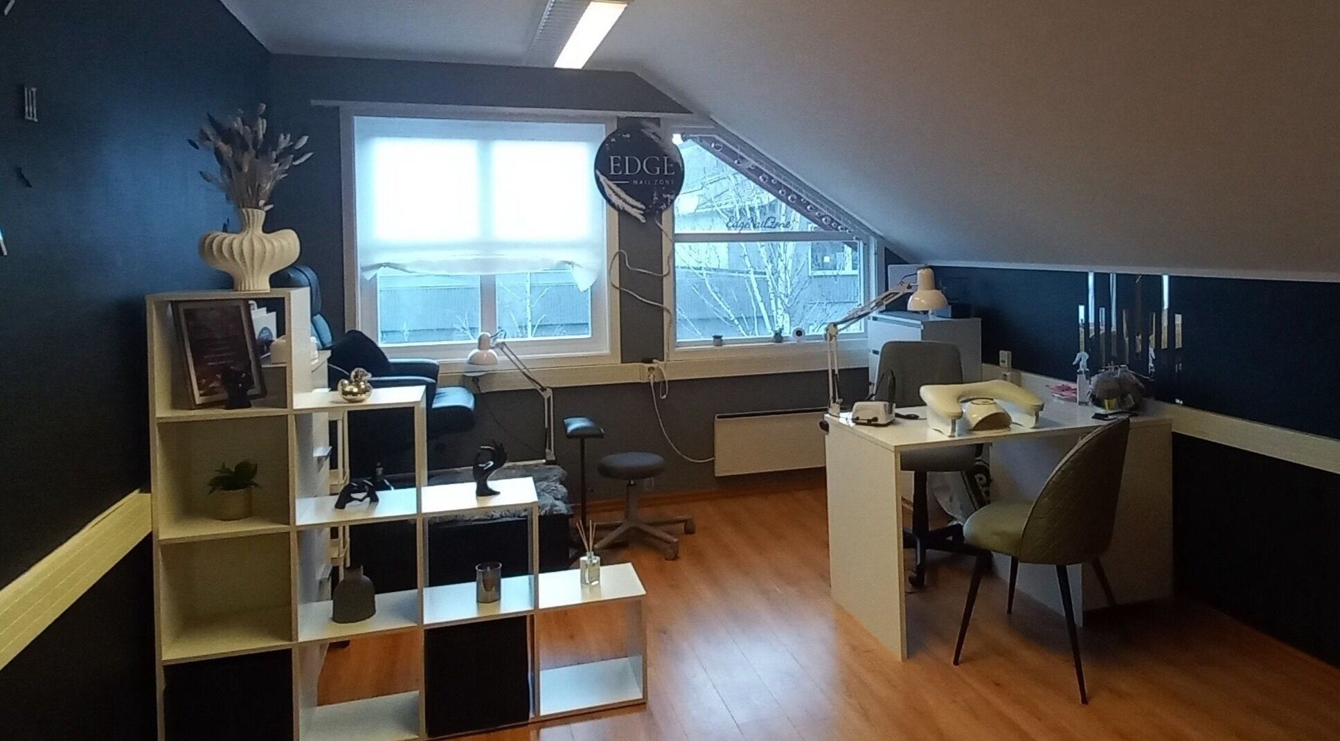 Interiør hos Edge Nail Zone, Fauske, Nordland, NO, med elegant salong og profesjonelle behandlingsstasjoner.