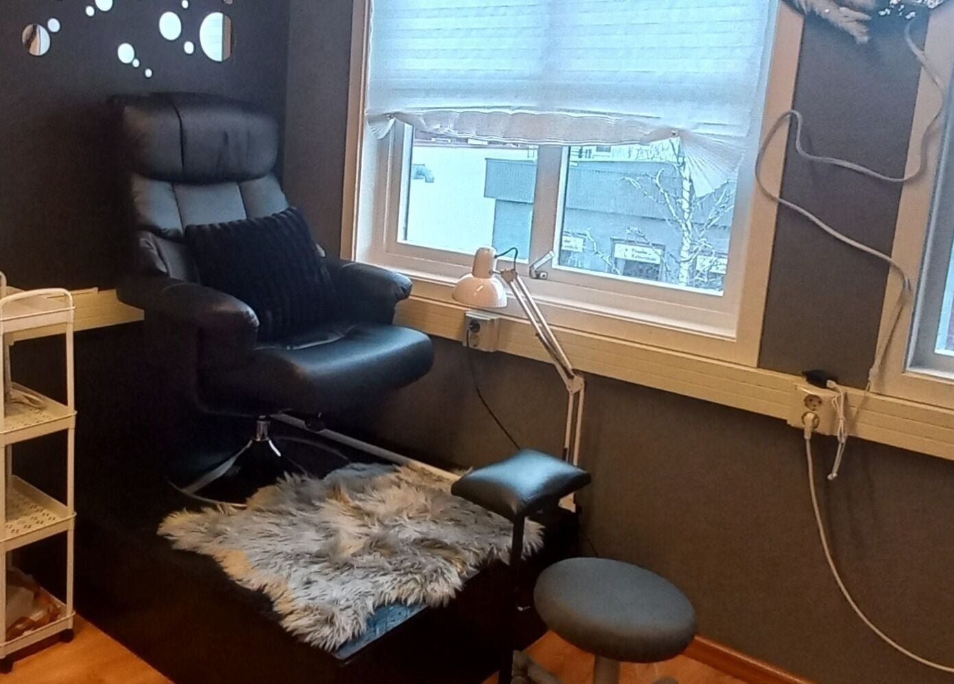 Stilig pedikyrstol på Edge Nail Zone, Fauske, Nordland, NO med naturlig lys.