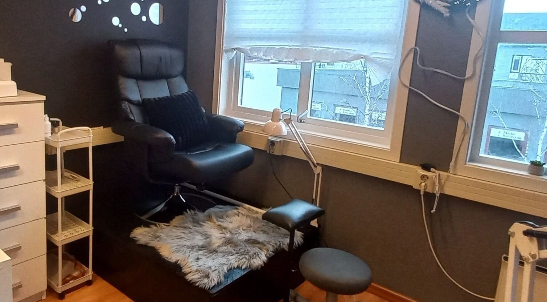 Stilig pedikyrstol på Edge Nail Zone, Fauske, Nordland, NO med naturlig lys.