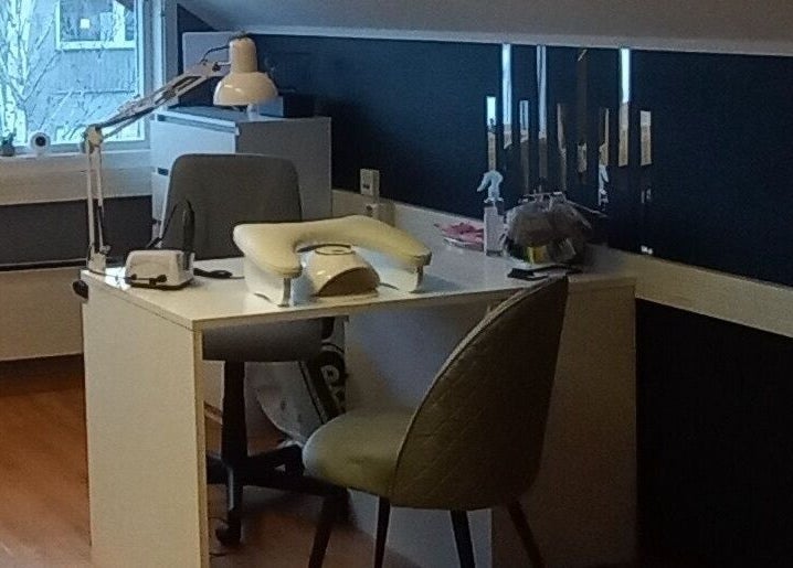 Moderne neglebord hos Edge Nail Zone, Fauske, Nordland, NO med lys og verktøy.