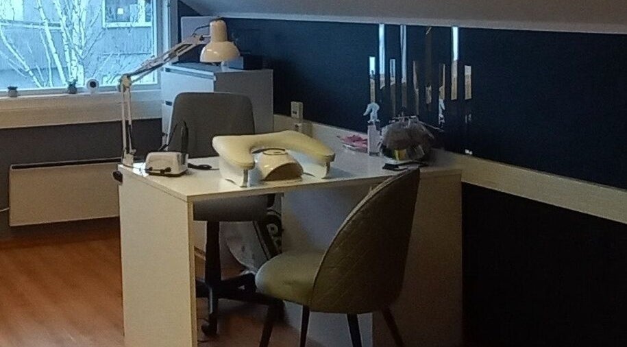 Moderne neglebord hos Edge Nail Zone, Fauske, Nordland, NO med lys og verktøy.