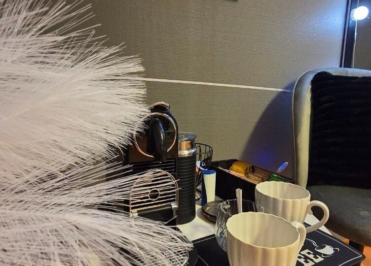 Hyggelig kaffekrok på Edge Nail Zone, Fauske, Nordland, NO med stoler og kaffemaskin.