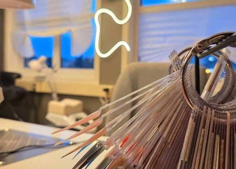 Neglebehandler i arbeid på Edge Nail Zone, Fauske, Nordland, NO med en stilfull neglelakkpalett.