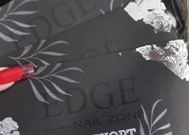 Rød negl holder gavekort fra Edge Nail Zone i Fauske, Nordland, NO.