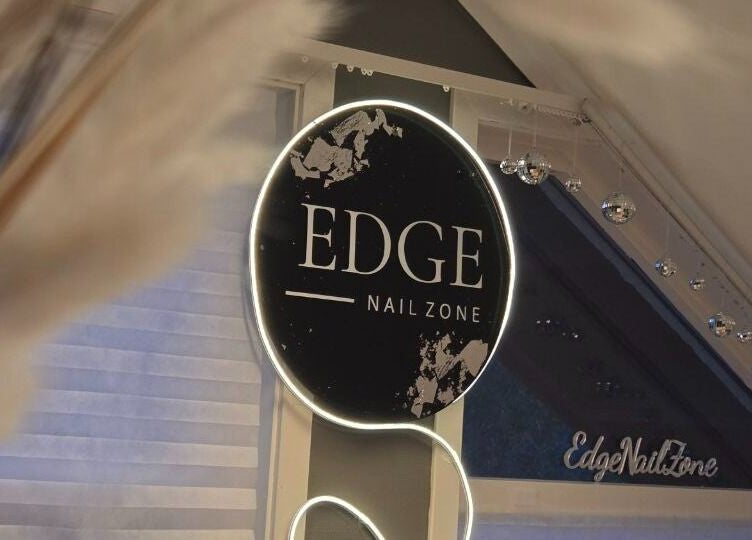 Innvendig skilt av Edge Nail Zone, Fauske, Nordland, NO, med moderne design og belysning.