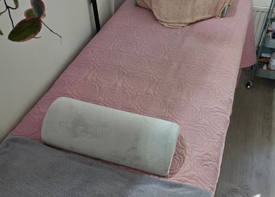 Rentouttava hoitopeti kauniilla vaaleanpunaisella peitteellä Beauty Bliss By Jennyssä, Vantaa, Uusimaa, FI.