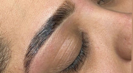 Rebelle Brows, bilde 2