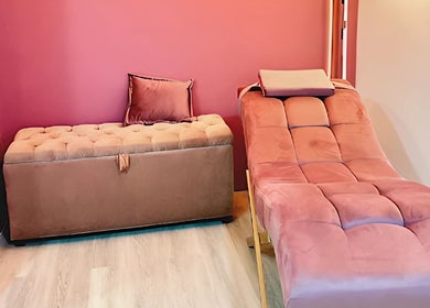Sala de masajes en Love Up, Villahermosa, Tabasco, MX. Decoración rosa acogedora.