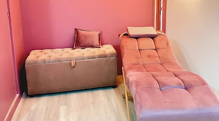 Sala de masajes en Love Up, Villahermosa, Tabasco, MX. Decoración rosa acogedora.