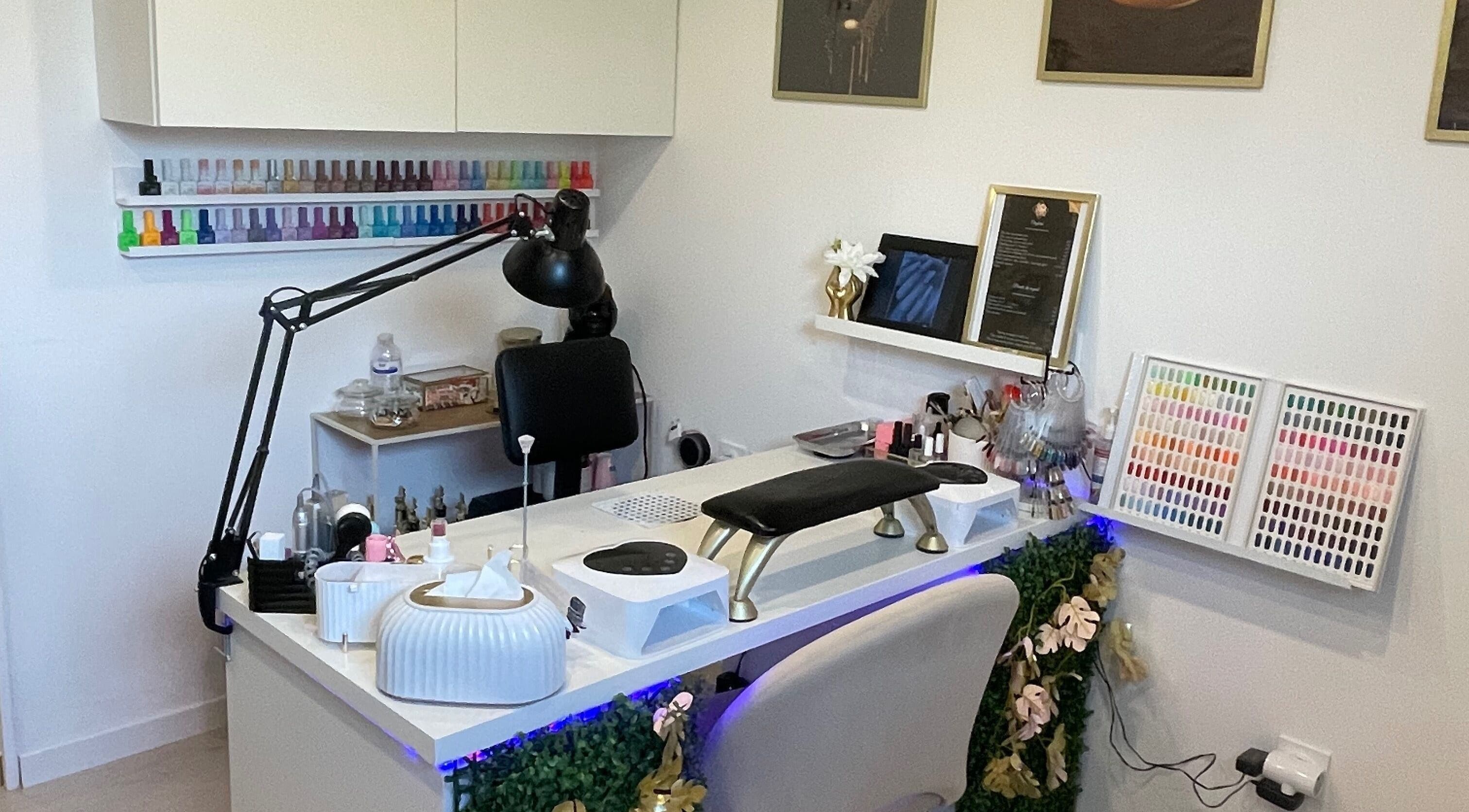 Table de soins ongles élégante à L'instant Mel, Romorantin-lanthenay, Centre-val De Loire, FR.