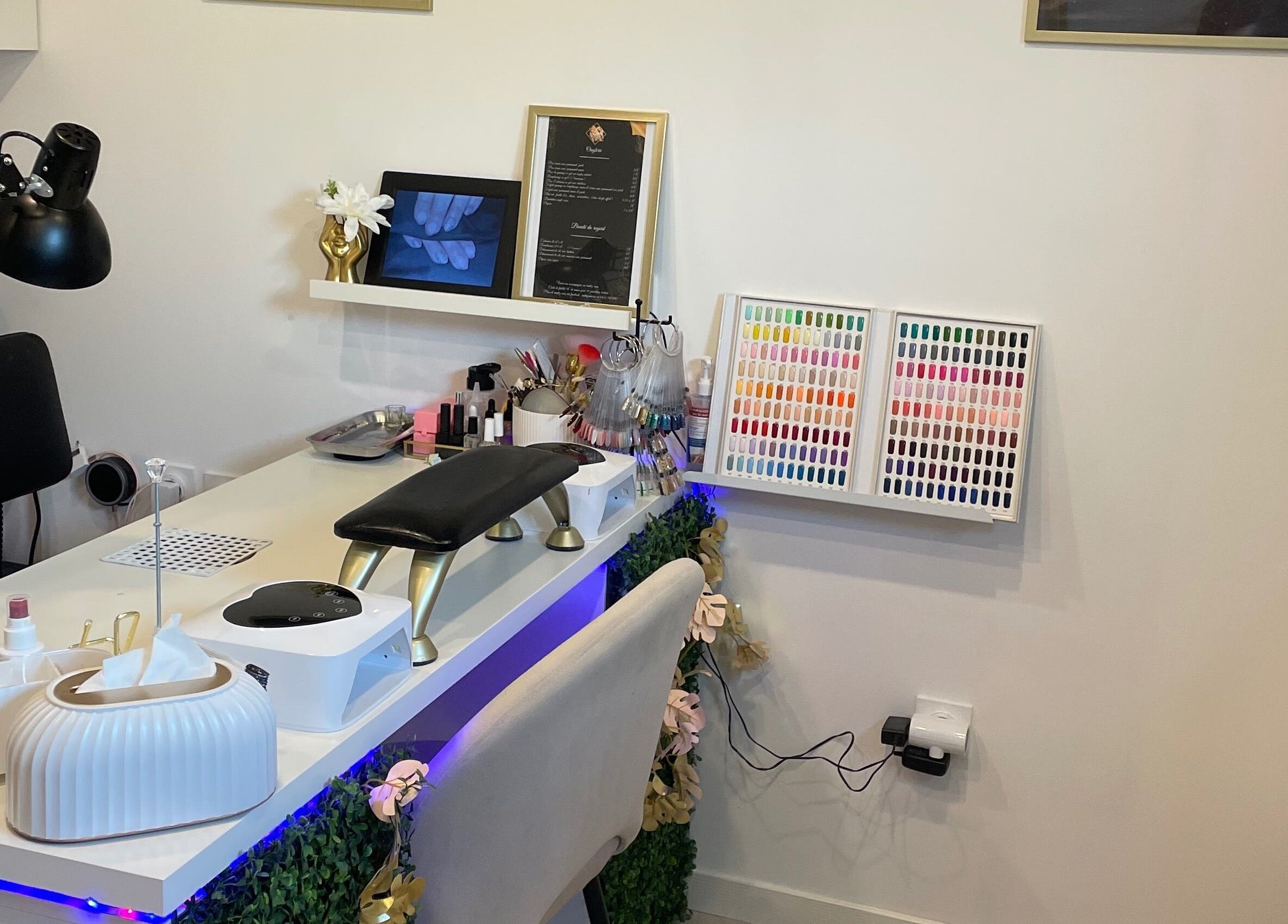 Station de manucure élégante à L’instant Mel, Romorantin-lanthenay, Centre-val De Loire, FR avec équipements modernes.