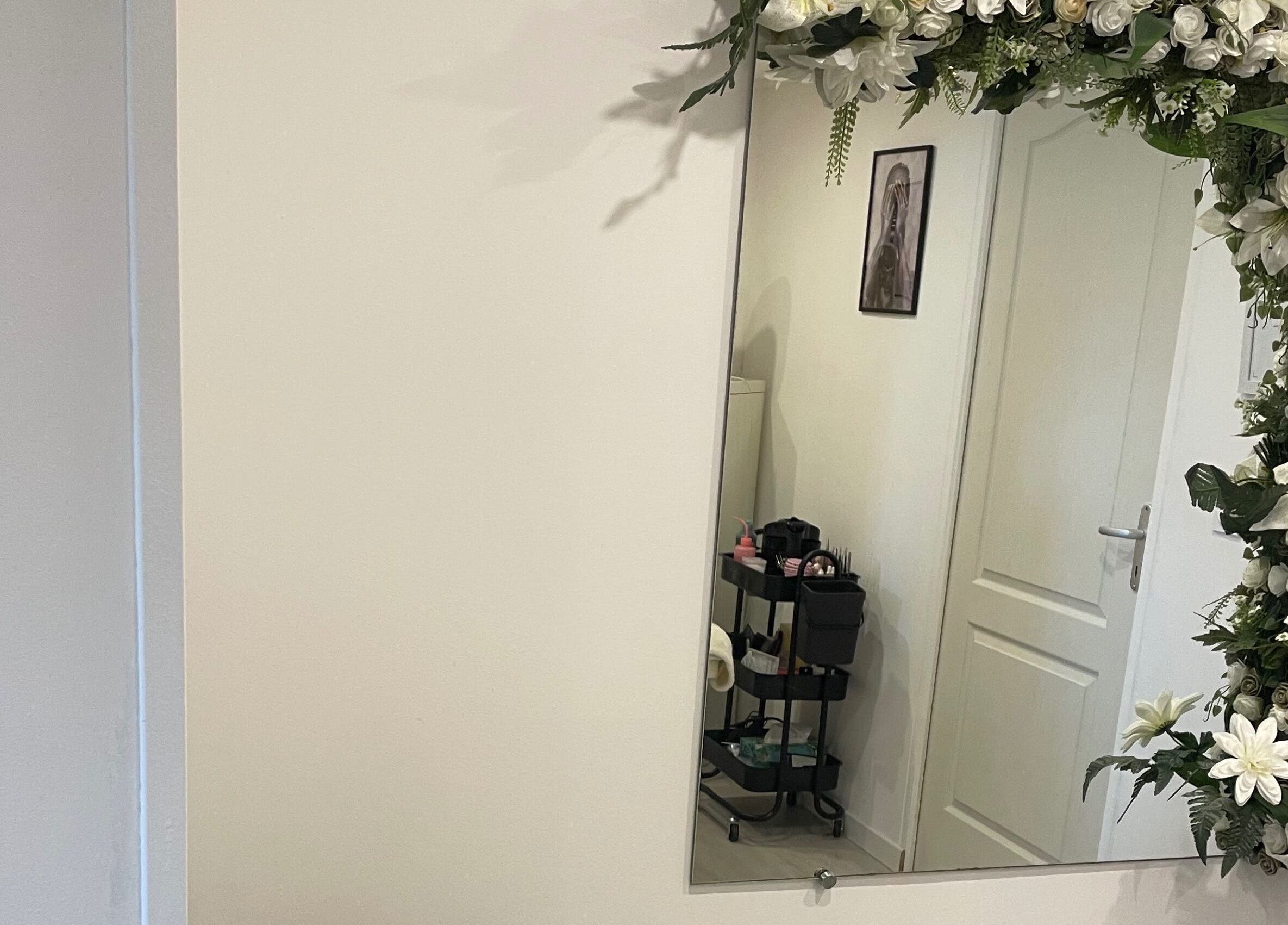 Miroir orné de fleurs blanches chez L’instant Mel, Romorantin-lanthenay, Centre-val De Loire, FR.