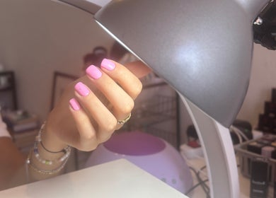 Manicure rosa brillante in lampada LED presso Fb nails and more, Nuoro, Sardegna, IT.