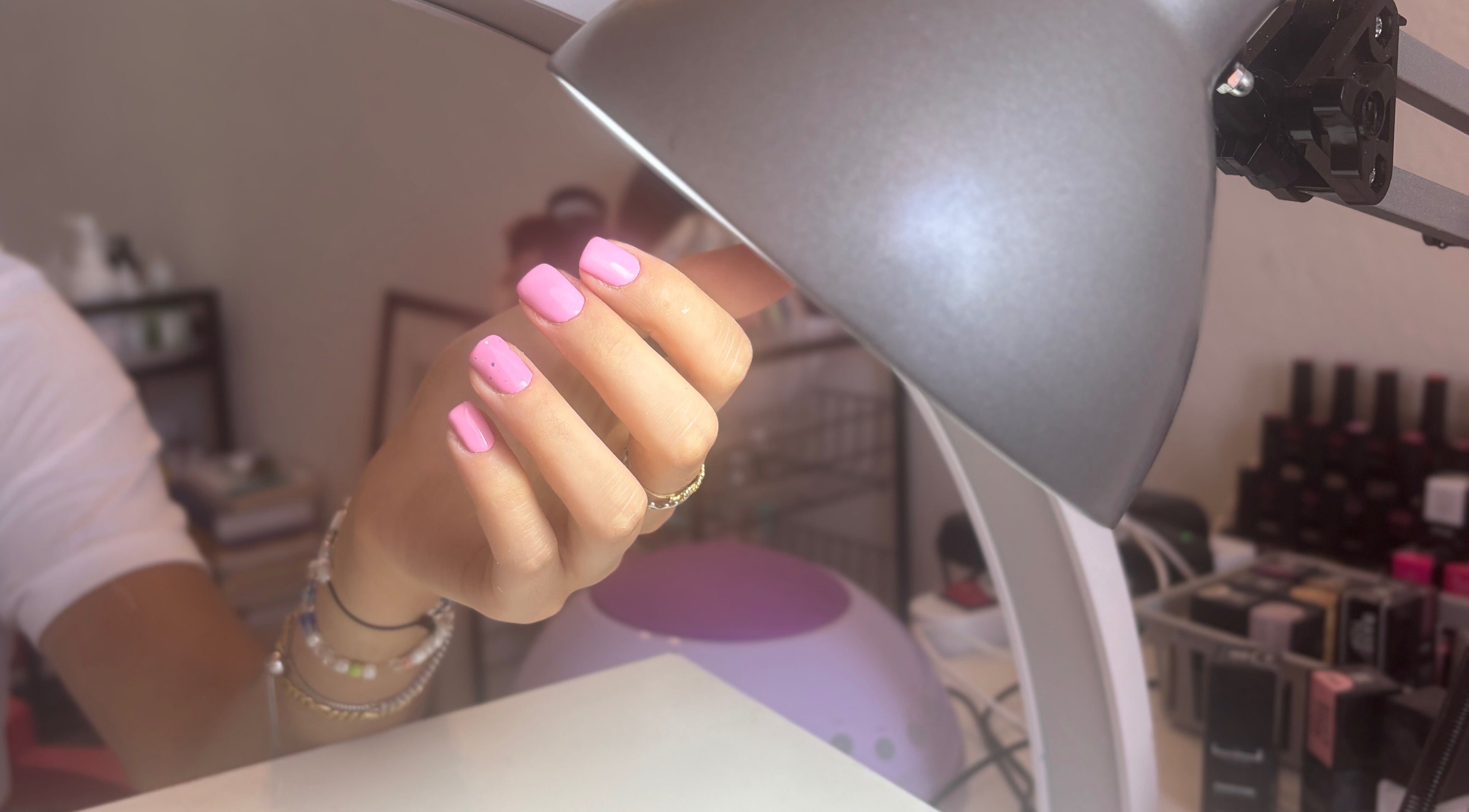 Manicure rosa brillante in lampada LED presso Fb nails and more, Nuoro, Sardegna, IT.