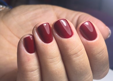 Unghie rosse eleganti a Fb nails and more, Nuoro, Sardegna, IT.