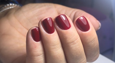Unghie rosse eleganti a Fb nails and more, Nuoro, Sardegna, IT.